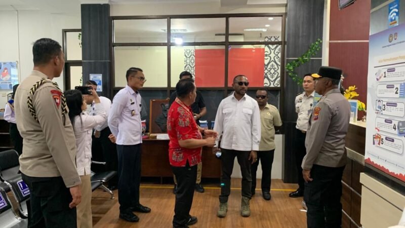 Kunjungan Anggota Komisi XIII DPR RI, Yan Permenas Mandenas bersama Kapolda Papua Tengah, Brigjen Pol Jermias Rontini ke Kantor Imigrasi Kelas II TPI Timika, Sabtu (2/5/2026). (Foto: Galeri Papua/Ahmad)
