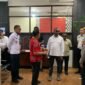 Kunjungan Anggota Komisi XIII DPR RI, Yan Permenas Mandenas bersama Kapolda Papua Tengah, Brigjen Pol Jermias Rontini ke Kantor Imigrasi Kelas II TPI Timika, Sabtu (2/5/2026). (Foto: Galeri Papua/Ahmad)