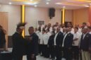 Penyematan pin kepada Ketua Umum Komite Olahraga Nasional Indonesia (KONI) Periode 2026-2030 sebagai tanda pengukuhan yang dilaksanakan di Ballroom Hotel Grand Tembaga, Mimika, Papua Tengah. (Foto: Galeri Papua/Kevin Kurni)