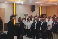 Penyematan pin kepada Ketua Umum Komite Olahraga Nasional Indonesia (KONI) Periode 2026-2030 sebagai tanda pengukuhan yang dilaksanakan di Ballroom Hotel Grand Tembaga, Mimika, Papua Tengah. (Foto: Galeri Papua/Kevin Kurni)