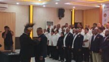 Penyematan pin kepada Ketua Umum Komite Olahraga Nasional Indonesia (KONI) Periode 2026-2030 sebagai tanda pengukuhan yang dilaksanakan di Ballroom Hotel Grand Tembaga, Mimika, Papua Tengah. (Foto: Galeri Papua/Kevin Kurni)