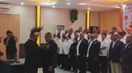 Penyematan pin kepada Ketua Umum Komite Olahraga Nasional Indonesia (KONI) Periode 2026-2030 sebagai tanda pengukuhan yang dilaksanakan di Ballroom Hotel Grand Tembaga, Mimika, Papua Tengah. (Foto: Galeri Papua/Kevin Kurni)
