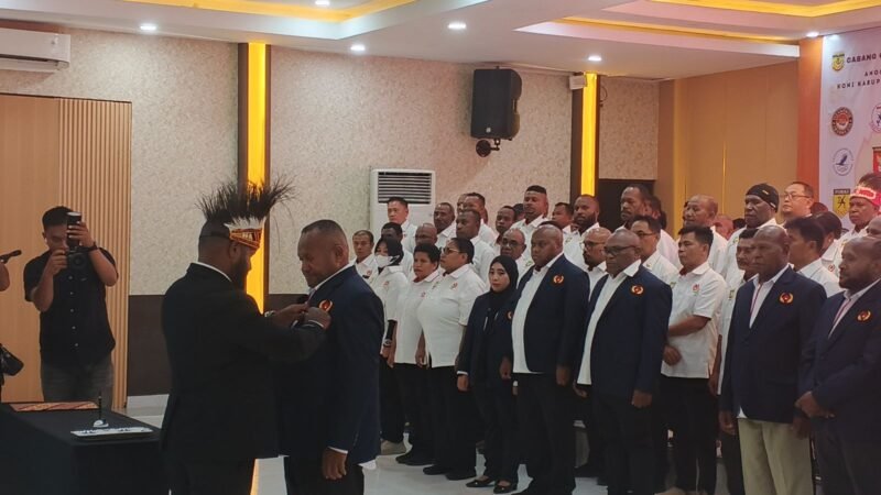 Penyematan pin kepada Ketua Umum Komite Olahraga Nasional Indonesia (KONI) Periode 2026-2030 sebagai tanda pengukuhan yang dilaksanakan di Ballroom Hotel Grand Tembaga, Mimika, Papua Tengah. (Foto: Galeri Papua/Kevin Kurni)
