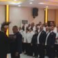 Penyematan pin kepada Ketua Umum Komite Olahraga Nasional Indonesia (KONI) Periode 2026-2030 sebagai tanda pengukuhan yang dilaksanakan di Ballroom Hotel Grand Tembaga, Mimika, Papua Tengah. (Foto: Galeri Papua/Kevin Kurni)