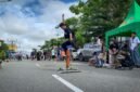 Seorang penggiat Inorga KIS dengan papan seluncurnya sedang melakukan salah satu trik dalam permainan skateboard di area Car Free Day—Jalan Cenderawasih, Mimika, Papua Tengah, Sabtu (2/5/2026). (Foto: Galeri Papua/Ahmad)