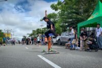 Seorang penggiat Inorga KIS dengan papan seluncurnya sedang melakukan salah satu trik dalam permainan skateboard di area Car Free Day—Jalan Cenderawasih, Mimika, Papua Tengah, Sabtu (2/5/2026). (Foto: Galeri Papua/Ahmad)