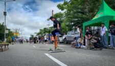 Seorang penggiat Inorga KIS dengan papan seluncurnya sedang melakukan salah satu trik dalam permainan skateboard di area Car Free Day—Jalan Cenderawasih, Mimika, Papua Tengah, Sabtu (2/5/2026). (Foto: Galeri Papua/Ahmad)
