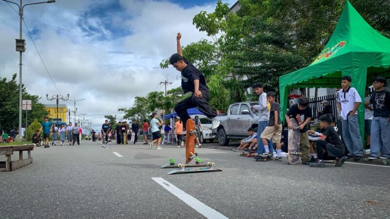 Seorang penggiat Inorga KIS dengan papan seluncurnya sedang melakukan salah satu trik dalam permainan skateboard di area Car Free Day—Jalan Cenderawasih, Mimika, Papua Tengah, Sabtu (2/5/2026). (Foto: Galeri Papua/Ahmad)