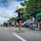 Seorang penggiat Inorga KIS dengan papan seluncurnya sedang melakukan salah satu trik dalam permainan skateboard di area Car Free Day—Jalan Cenderawasih, Mimika, Papua Tengah, Sabtu (2/5/2026). (Foto: Galeri Papua/Ahmad)