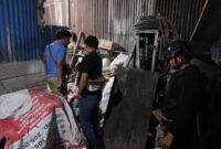 Polisi merespon ke TKP pembunuhan di kompleks belakang kantor Grapari, Jalan Hasanuddin, Timika, pada Minggu (03/05/2026) dini hari. (Foto: Istimewa)
