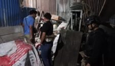 Polisi merespon ke TKP pembunuhan di kompleks belakang kantor Grapari, Jalan Hasanuddin, Timika, pada Minggu (03/05/2026) dini hari. (Foto: Istimewa)