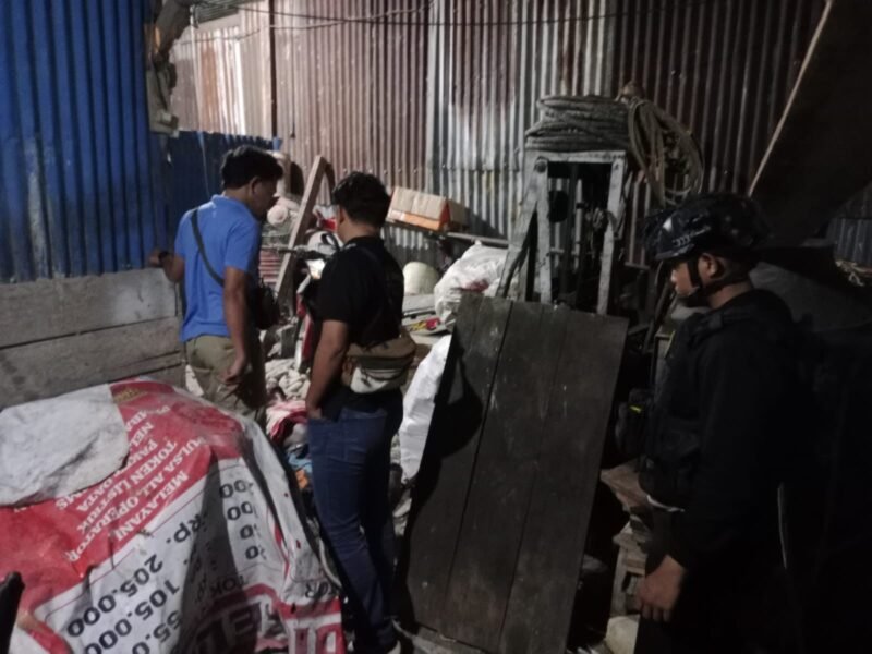 Polisi merespon ke TKP pembunuhan di kompleks belakang kantor Grapari, Jalan Hasanuddin, Timika, pada Minggu (03/05/2026) dini hari. (Foto: Istimewa)