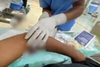 Korban mendapat penanganan medis di RSUD Mimika. (Foto: Istimewa)