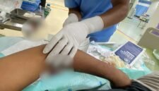 Korban mendapat penanganan medis di RSUD Mimika. (Foto: Istimewa)