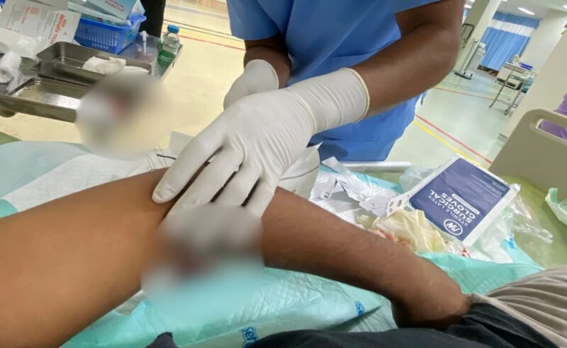 Korban mendapat penanganan medis di RSUD Mimika. (Foto: Istimewa)