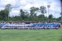 Foto bersama para peserta pada pembukaan PFA Cari Bakat 2026 beserta jajaran pelatih beserta staf kepelatihan dj Mimika Sport Complex (MAC), 1 Mei 2026. (Foto: Dokumen PTFI)