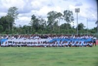 Foto bersama para peserta pada pembukaan PFA Cari Bakat 2026 beserta jajaran pelatih beserta staf kepelatihan dj Mimika Sport Complex (MAC), 1 Mei 2026. (Foto: Dokumen PTFI)