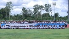 Foto bersama para peserta pada pembukaan PFA Cari Bakat 2026 beserta jajaran pelatih beserta staf kepelatihan dj Mimika Sport Complex (MAC), 1 Mei 2026. (Foto: Dokumen PTFI)