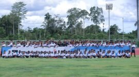 Foto bersama para peserta pada pembukaan PFA Cari Bakat 2026 beserta jajaran pelatih beserta staf kepelatihan dj Mimika Sport Complex (MAC), 1 Mei 2026. (Foto: Dokumen PTFI)
