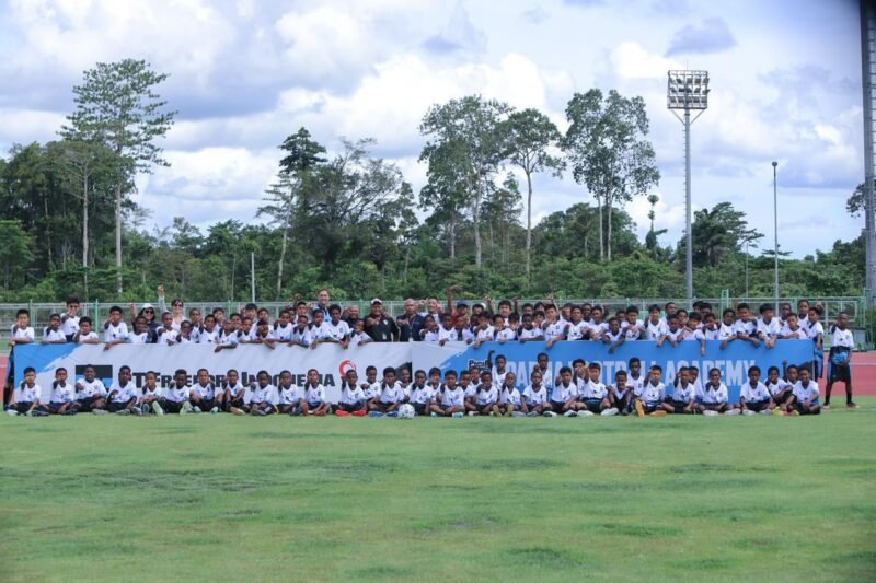 Foto bersama para peserta pada pembukaan PFA Cari Bakat 2026 beserta jajaran pelatih beserta staf kepelatihan dj Mimika Sport Complex (MAC), 1 Mei 2026. (Foto: Dokumen PTFI)