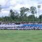 Foto bersama para peserta pada pembukaan PFA Cari Bakat 2026 beserta jajaran pelatih beserta staf kepelatihan dj Mimika Sport Complex (MAC), 1 Mei 2026. (Foto: Dokumen PTFI)
