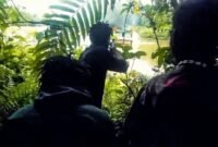Anggota TPNPB Kodap XVI Yahukimo melakukan penembakan kapal yang melintas di wilayah perbatasan antara Kabupaten Yahukimo dan Asmat. (Foto: Dok. TPNPB-OPM)