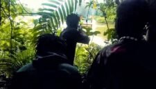 Anggota TPNPB Kodap XVI Yahukimo melakukan penembakan kapal yang melintas di wilayah perbatasan antara Kabupaten Yahukimo dan Asmat. (Foto: Dok. TPNPB-OPM)
