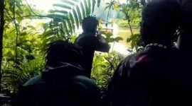Anggota TPNPB Kodap XVI Yahukimo melakukan penembakan kapal yang melintas di wilayah perbatasan antara Kabupaten Yahukimo dan Asmat. (Foto: Dok. TPNPB-OPM)