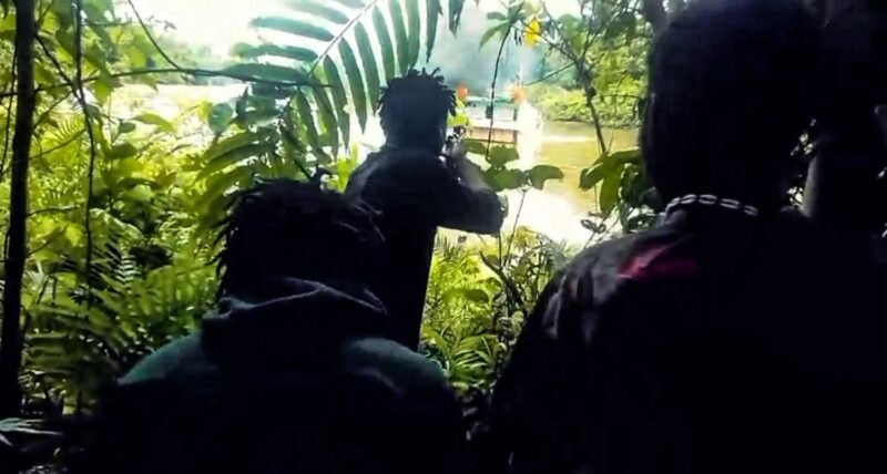 Anggota TPNPB Kodap XVI Yahukimo melakukan penembakan kapal yang melintas di wilayah perbatasan antara Kabupaten Yahukimo dan Asmat. (Foto: Dok. TPNPB-OPM)