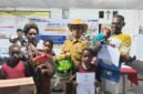Kepala Disdukcapil Kabupaten Mimika, Slamet Sutedjo, menyerahkan dokumen adminduk kepada warga dalam pelayanan Jemput Bola Adminduk di Kampung Ohotya, Distrik Mimika Timur Jauh. Selasa (5/5/2026). (Foto: Dok. Disdukcapil Mimika)
