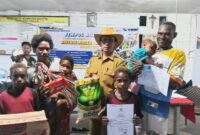 Kepala Disdukcapil Kabupaten Mimika, Slamet Sutedjo, menyerahkan dokumen adminduk kepada warga dalam pelayanan Jemput Bola Adminduk di Kampung Ohotya, Distrik Mimika Timur Jauh. Selasa (5/5/2026). (Foto: Dok. Disdukcapil Mimika)