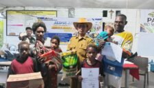 Kepala Disdukcapil Kabupaten Mimika, Slamet Sutedjo, menyerahkan dokumen adminduk kepada warga dalam pelayanan Jemput Bola Adminduk di Kampung Ohotya, Distrik Mimika Timur Jauh. Selasa (5/5/2026). (Foto: Dok. Disdukcapil Mimika)