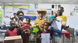 Kepala Disdukcapil Kabupaten Mimika, Slamet Sutedjo, menyerahkan dokumen adminduk kepada warga dalam pelayanan Jemput Bola Adminduk di Kampung Ohotya, Distrik Mimika Timur Jauh. Selasa (5/5/2026). (Foto: Dok. Disdukcapil Mimika)