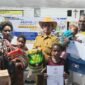 Kepala Disdukcapil Kabupaten Mimika, Slamet Sutedjo, menyerahkan dokumen adminduk kepada warga dalam pelayanan Jemput Bola Adminduk di Kampung Ohotya, Distrik Mimika Timur Jauh. Selasa (5/5/2026). (Foto: Dok. Disdukcapil Mimika)