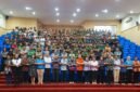 Rektor UNCEN (delapan dari kiri) Prof. Dr. Oscar Oswald O. Wambrauw, SE, M.Sc., agr., berfoto bersama narasumber eksekutif PTFI, dan seluruh mahasiswa lintas fakultas UNCEN dalam momentum kick-off Program Eksekutif Mengajar sebagai wujud nyata sinergi pendidikan untuk Papua. (Foto: Dokumen PTFI)
