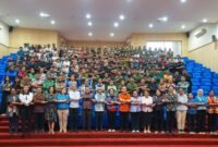 Rektor UNCEN (delapan dari kiri) Prof. Dr. Oscar Oswald O. Wambrauw, SE, M.Sc., agr., berfoto bersama narasumber eksekutif PTFI, dan seluruh mahasiswa lintas fakultas UNCEN dalam momentum kick-off Program Eksekutif Mengajar sebagai wujud nyata sinergi pendidikan untuk Papua. (Foto: Dokumen PTFI)