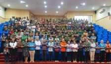 Rektor UNCEN (delapan dari kiri) Prof. Dr. Oscar Oswald O. Wambrauw, SE, M.Sc., agr., berfoto bersama narasumber eksekutif PTFI, dan seluruh mahasiswa lintas fakultas UNCEN dalam momentum kick-off Program Eksekutif Mengajar sebagai wujud nyata sinergi pendidikan untuk Papua. (Foto: Dokumen PTFI)