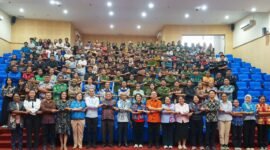 Rektor UNCEN (delapan dari kiri) Prof. Dr. Oscar Oswald O. Wambrauw, SE, M.Sc., agr., berfoto bersama narasumber eksekutif PTFI, dan seluruh mahasiswa lintas fakultas UNCEN dalam momentum kick-off Program Eksekutif Mengajar sebagai wujud nyata sinergi pendidikan untuk Papua. (Foto: Dokumen PTFI)