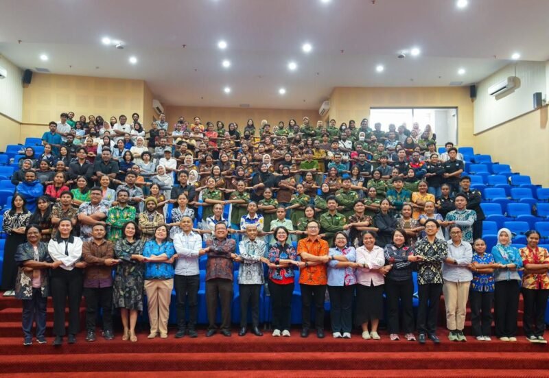 Rektor UNCEN (delapan dari kiri) Prof. Dr. Oscar Oswald O. Wambrauw, SE, M.Sc., agr., berfoto bersama narasumber eksekutif PTFI, dan seluruh mahasiswa lintas fakultas UNCEN dalam momentum kick-off Program Eksekutif Mengajar sebagai wujud nyata sinergi pendidikan untuk Papua. (Foto: Dokumen PTFI)