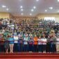 Rektor UNCEN (delapan dari kiri) Prof. Dr. Oscar Oswald O. Wambrauw, SE, M.Sc., agr., berfoto bersama narasumber eksekutif PTFI, dan seluruh mahasiswa lintas fakultas UNCEN dalam momentum kick-off Program Eksekutif Mengajar sebagai wujud nyata sinergi pendidikan untuk Papua. (Foto: Dokumen PTFI)