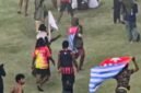 Suporter Persipura kibarkan bendera Bintang Kejora di tengah lapangan usai tim kebanggaannya kalah 0-1 atas Adhyaksa FC, Jumat (8/5/2026). (Foto: Tangkapan layar video amatir)