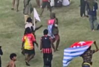 Suporter Persipura kibarkan bendera Bintang Kejora di tengah lapangan usai tim kebanggaannya kalah 0-1 atas Adhyaksa FC, Jumat (8/5/2026). (Foto: Tangkapan layar video amatir)