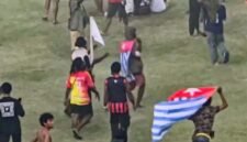 Suporter Persipura kibarkan bendera Bintang Kejora di tengah lapangan usai tim kebanggaannya kalah 0-1 atas Adhyaksa FC, Jumat (8/5/2026). (Foto: Tangkapan layar video amatir)