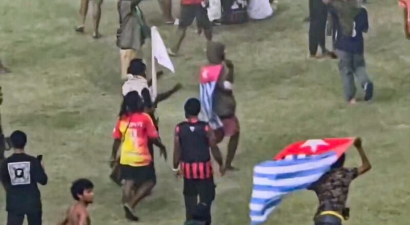 Suporter Persipura kibarkan bendera Bintang Kejora di tengah lapangan usai tim kebanggaannya kalah 0-1 atas Adhyaksa FC, Jumat (8/5/2026). (Foto: Tangkapan layar video amatir)