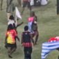 Suporter Persipura kibarkan bendera Bintang Kejora di tengah lapangan usai tim kebanggaannya kalah 0-1 atas Adhyaksa FC, Jumat (8/5/2026). (Foto: Tangkapan layar video amatir)