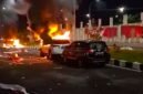 Sejumlah mobil dilahap api di sekitar Stadion Lukas Enembe, Jayapura, Papua. (Foto: Tangkapan layar video amatir)