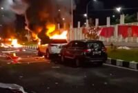 Sejumlah mobil dilahap api di sekitar Stadion Lukas Enembe, Jayapura, Papua. (Foto: Tangkapan layar video amatir)