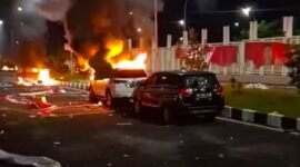 Sejumlah mobil dilahap api di sekitar Stadion Lukas Enembe, Jayapura, Papua. (Foto: Tangkapan layar video amatir)