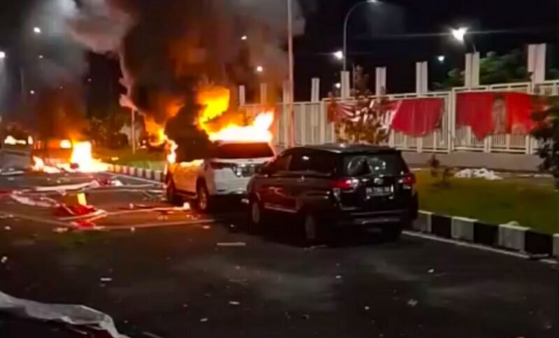 Sejumlah mobil dilahap api di sekitar Stadion Lukas Enembe, Jayapura, Papua. (Foto: Tangkapan layar video amatir)