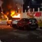 Sejumlah mobil dilahap api di sekitar Stadion Lukas Enembe, Jayapura, Papua. (Foto: Tangkapan layar video amatir)